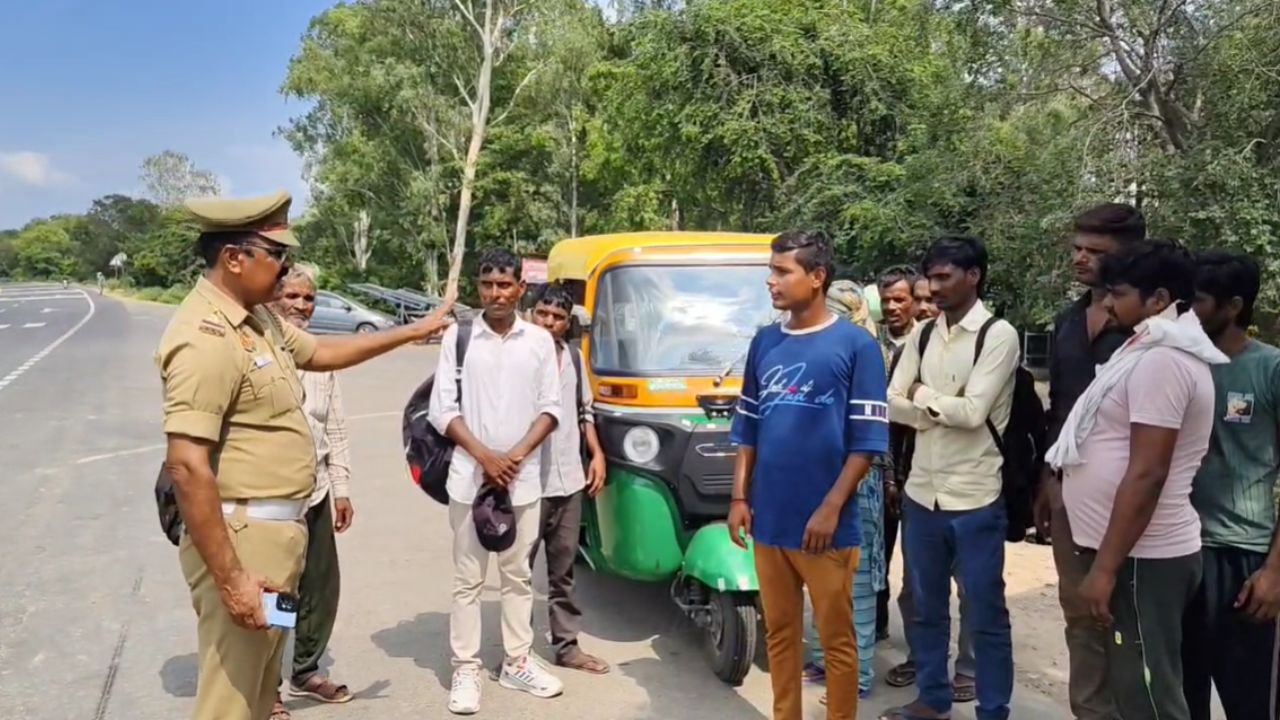 हरदोई में ओवरलोड ऑटो पर ट्रैफिक पुलिस की सख्ती, 12 सवारी लेकर चल रहा था ऑटो, ट्रैफिक इंस्पेक्टर ने लगाई क्लास हरदोई में ओवरलोड ऑटो पर ट्रैफिक पुलिस की सख्ती, 12 सवारी लेकर चल रहा था ऑटो, ट्रैफिक इंस्पेक्टर ने लगाई क्लास