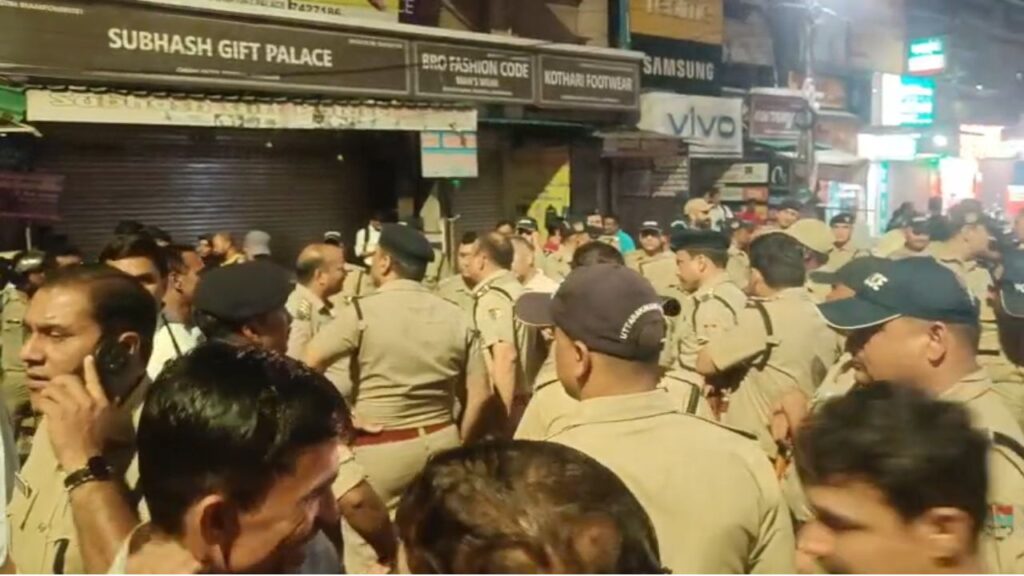 घटनास्थल पर पुलिस बल तैनात