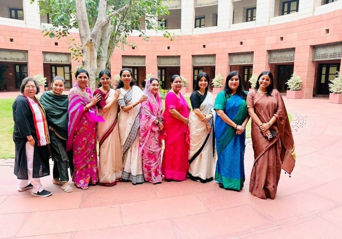 एक साथ दिखीं सत्ता और विपक्षी दलों की महिला सांसद