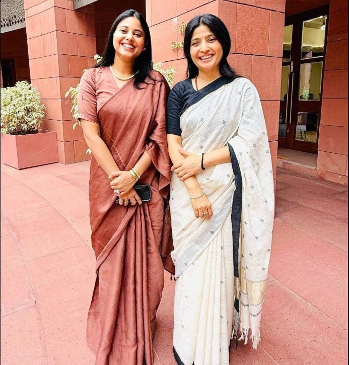 सपा सांसद डिंपल यादव (दाएं) और प्रिया सरोज