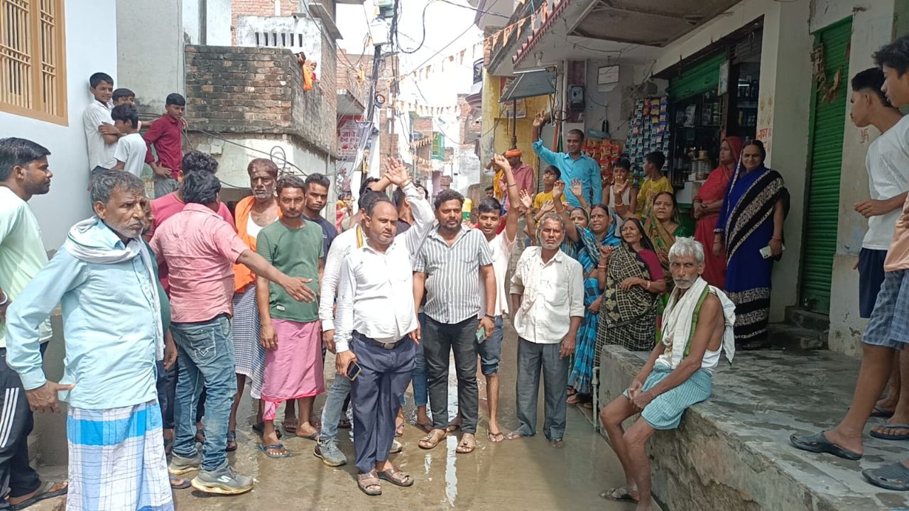 Chandauli News: नाली की बदहाल व्यवस्था से त्रस्त दुल्हीपुरवासी, बीमारियों के डर से सड़कों पर उतरे लोग