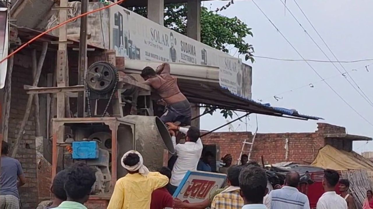 Chandauli News: मुगलसराय में निर्माण कार्य के दौरान करंट लगने से मजदूर गंभीर घायल, ठेकेदार मौके से फरार