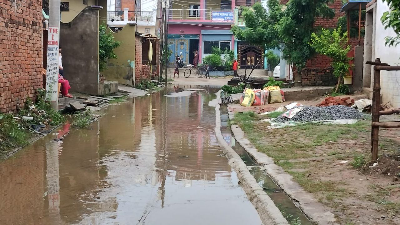 Deoria News: सड़क बनी तालाब, बारिश में डूबी व्यवस्था! रोजाना घायल हो रहे राहगीर Deoria News: सड़क बनी तालाब, बारिश में डूबी व्यवस्था! रोजाना घायल हो रहे राहगीर