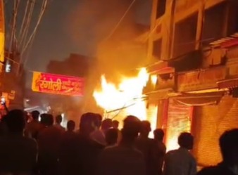गाजियाबाद के चौपला मंदिर इलाके में लगी भीषण आग, दो दुकानें जलकर हुई राख गाजियाबाद के चौपला मंदिर इलाके में लगी भीषण आग, दो दुकानें जलकर हुई राख