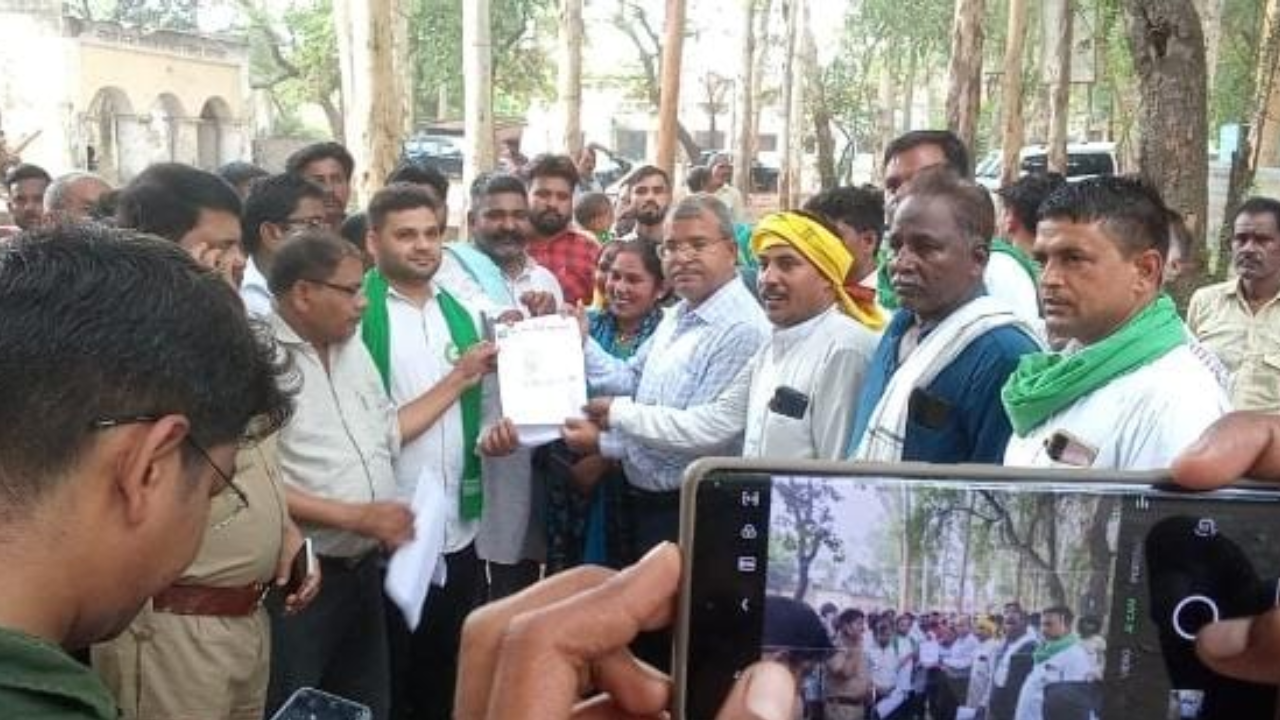 Barabanki News: इटावा में हुई घटना को लेकर यादव समाज की हुई बैठक, सौंपा ज्ञापन