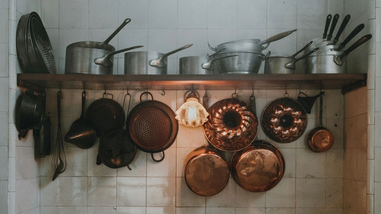 Kitchen Tips: रसोई के बर्तनों की भी होती है एक्सपायरी डेट! समय पर करें बदलाव, वरना स्वास्थ्य समस्याओं का करना पड़ेगा सामना Kitchen Tips: रसोई के बर्तनों की भी होती है एक्सपायरी डेट! समय पर करें बदलाव, वरना स्वास्थ्य समस्याओं का करना पड़ेगा सामना