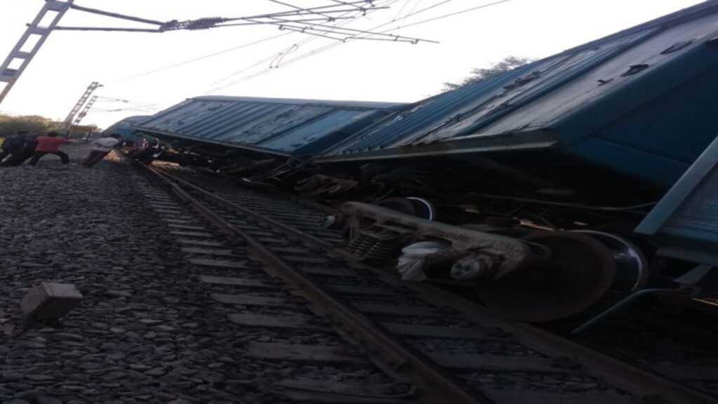 ट्रेन के 6 डिब्बे पटरी से उतरे,