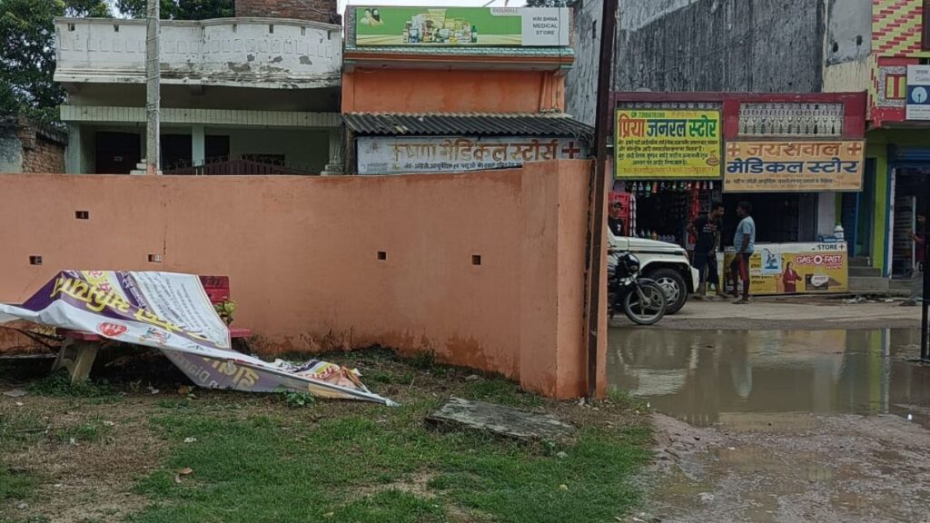 मुख्य गेट पर जलजमाव