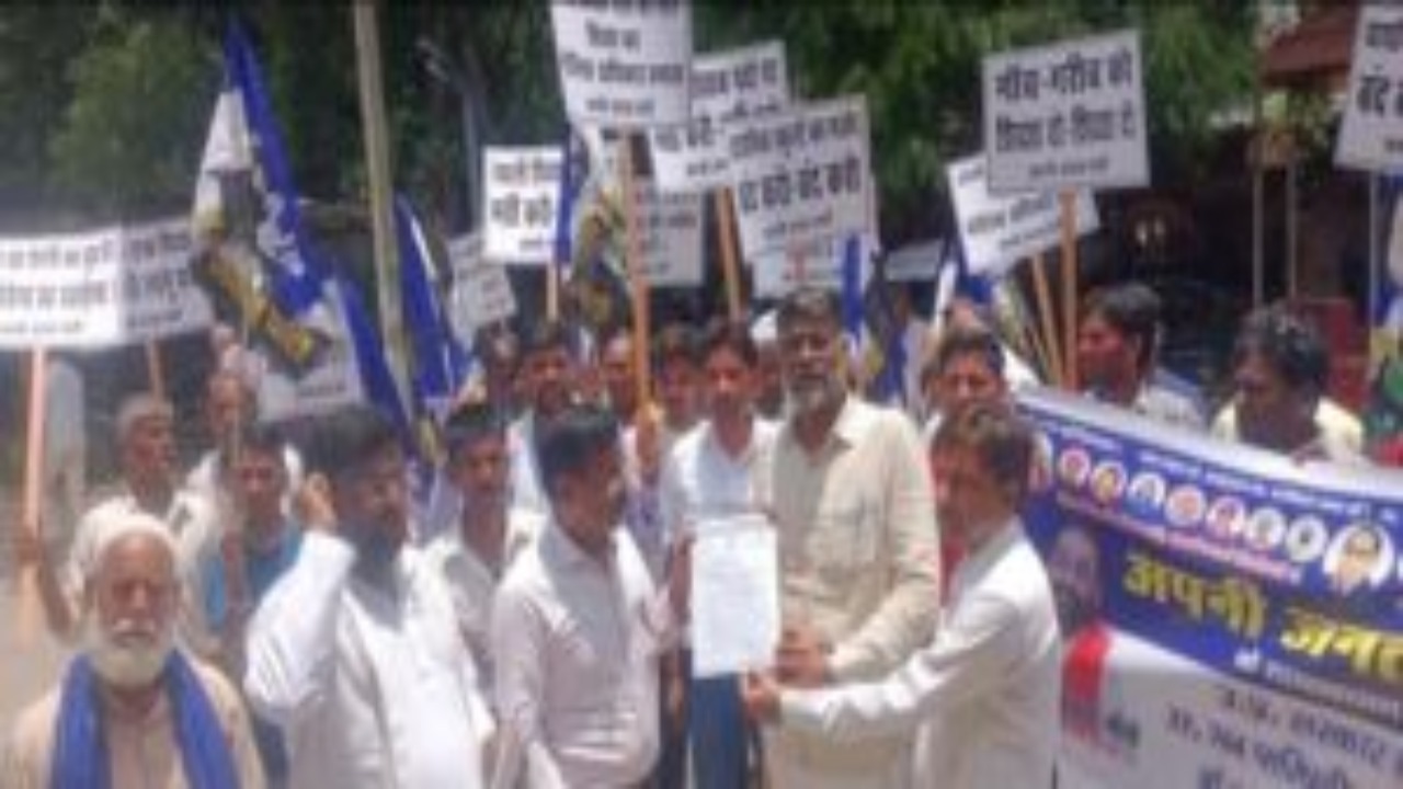 Barabanki News: प्राथमिक स्कूलों के मर्जर पर अपनी जनता पार्टी ने प्रदर्शन कर सौंपा ज्ञापन