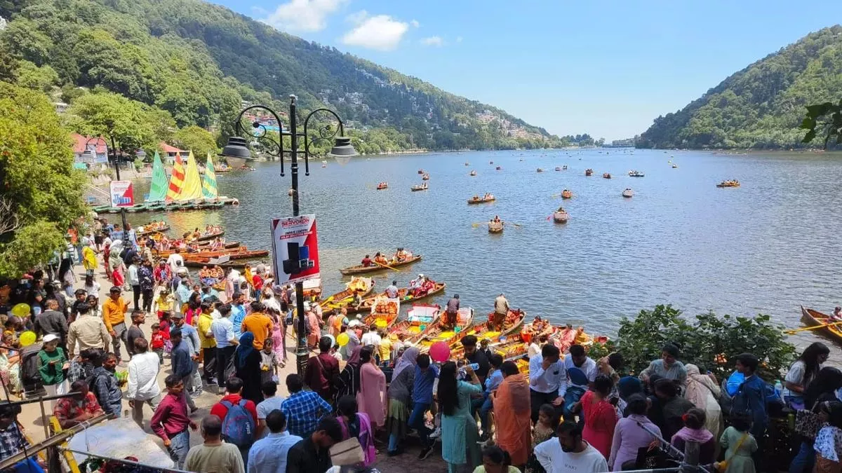 Uttrakhand News: स्वतंत्रता दिवस और जन्माष्टमी की छुट्टियों ने सरोवर नगरी में लौटाई रौनक, उमड़ी सैलानियों की भीड़