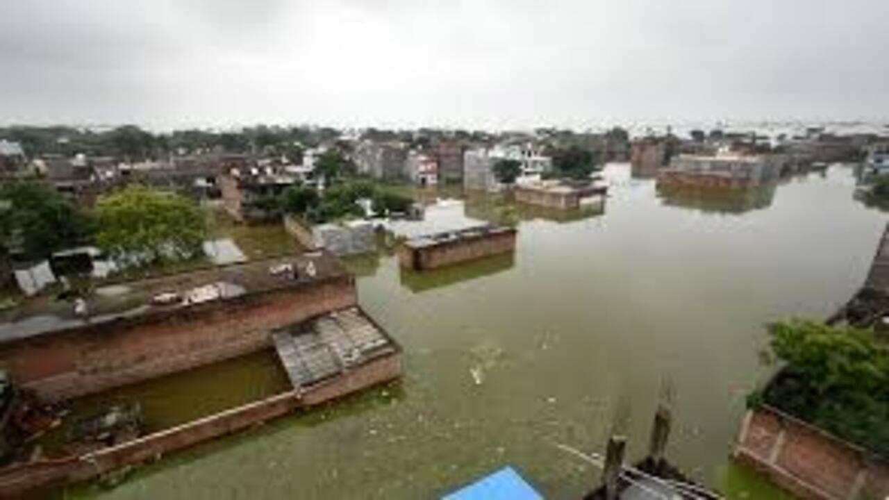 प्रयागराज: उफनाती नदियों में रील बनाने वालों पर सख्ती, पुलिस ने कसी कमर