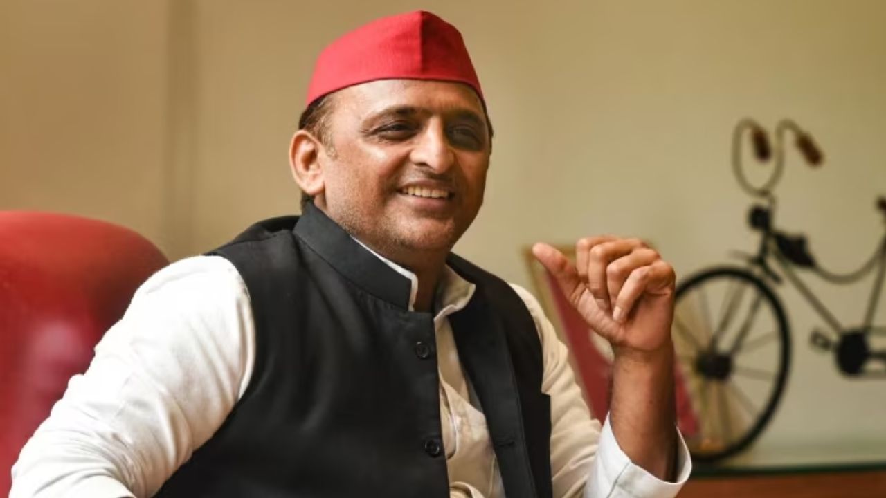 यूपी विधानसभा में भाजपा विधायकों की लड़ाई में अखिलेश यादव ने लिए मजे, कहा- ये है भाजपा में तरक़्की की सीढ़ी