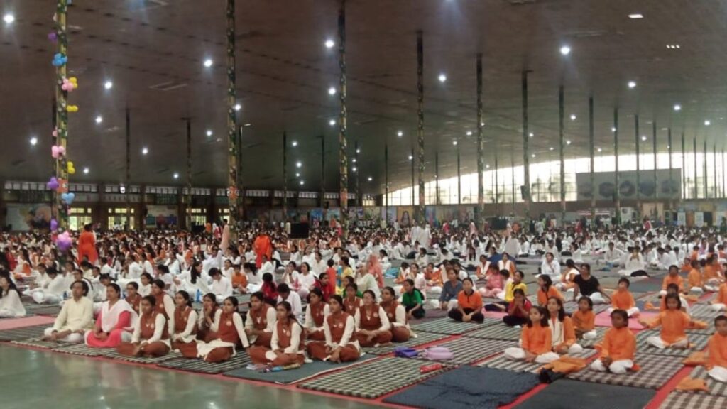 Many children participated in the program on the birthday of Acharya Balkrishna ji