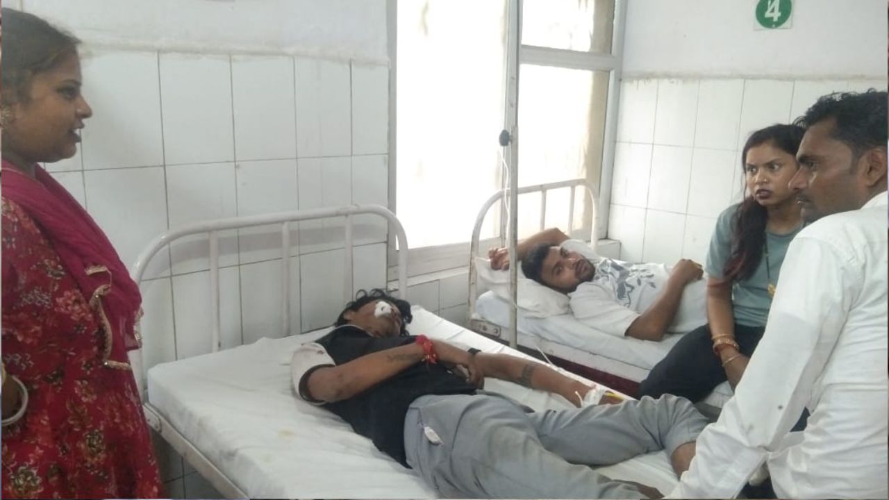 Auraiya Accident: दो युवक हुए सड़क हादसे का शिकार, अस्पताल में भर्ती Auraiya Accident: दो युवक हुए सड़क हादसे का शिकार, अस्पताल में भर्ती