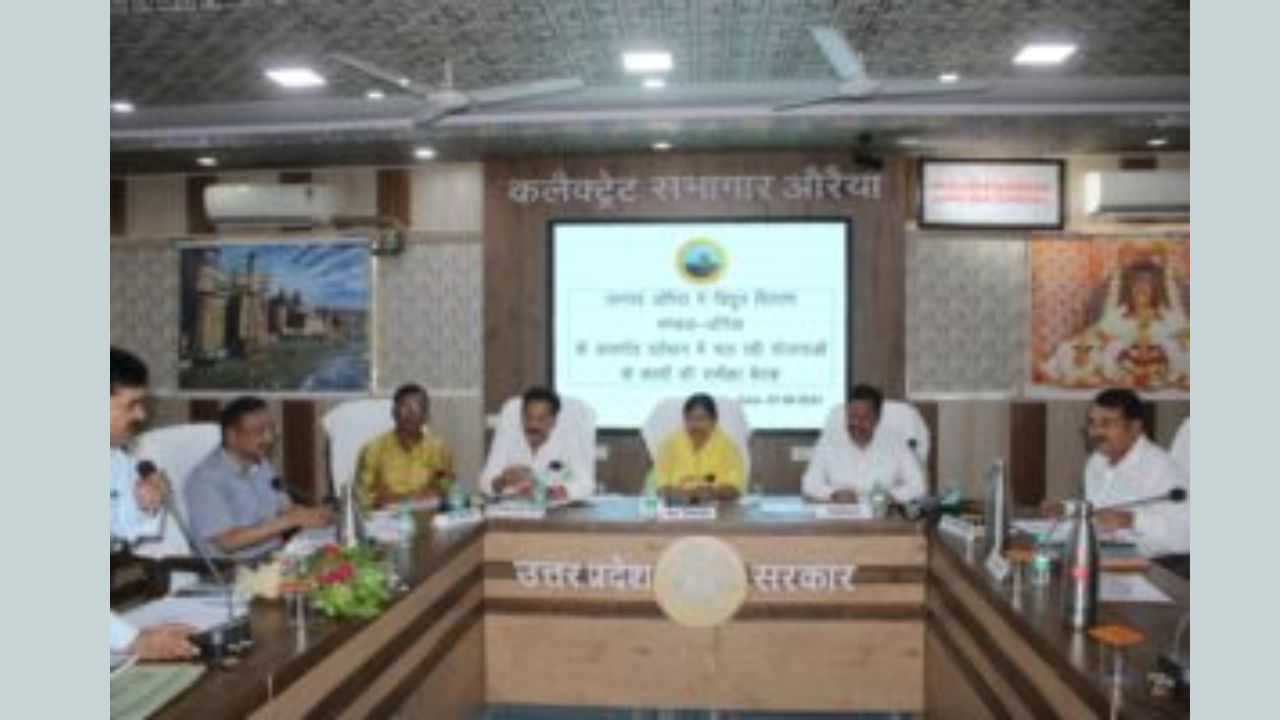 औरैया जिलाधिकारी ने अधिकारियों को दी नसीहत, इस मामले पर दिए सख्त कार्रवाई के दिए आदेश औरैया जिलाधिकारी ने अधिकारियों को दी नसीहत, इस मामले पर दिए सख्त कार्रवाई के दिए आदेश