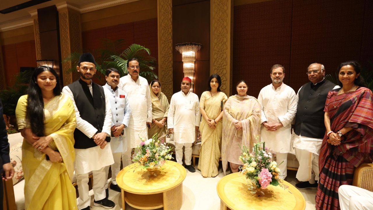 Congress Dinner Diplomacy: खरगे की मेजबानी में India Block का रात्रिभोज कार्यक्रम, कई नेता हुए शामिल Congress Dinner Diplomacy: खरगे की मेजबानी में India Block का रात्रिभोज कार्यक्रम, कई नेता हुए शामिल