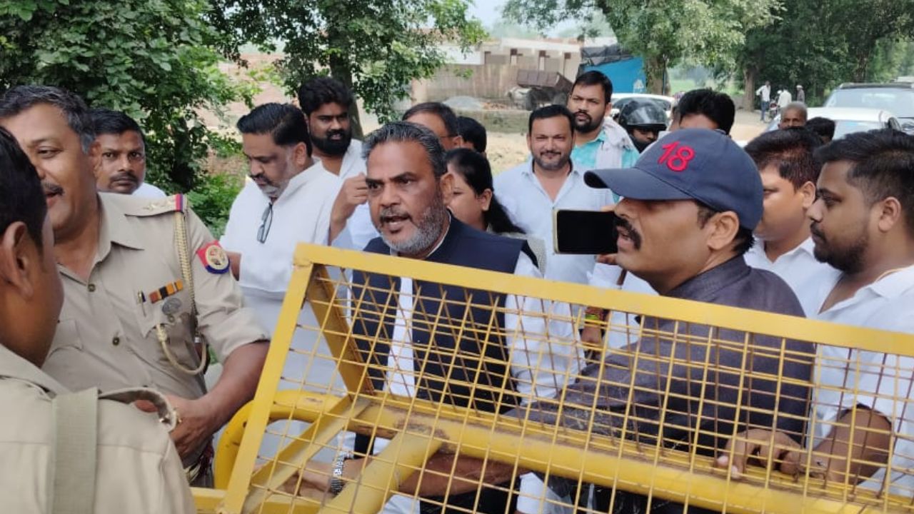 केशपाल पटेल हत्याकांड: फतेहपुर-कौशांबी बॉर्डर पर पूर्व सपा सांसद के काफिले को रोका, पुलिस से हुई नोकझोंक केशपाल पटेल हत्याकांड: फतेहपुर-कौशांबी बॉर्डर पर पूर्व सपा सांसद के काफिले को रोका, पुलिस से हुई नोकझोंक
