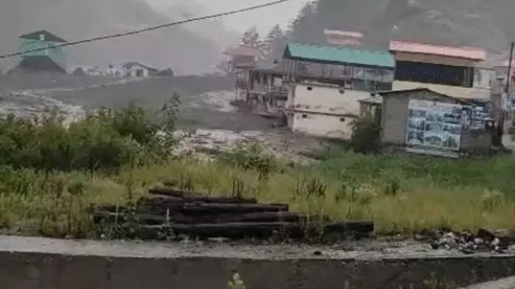 धराली गांव में कई घर बहे