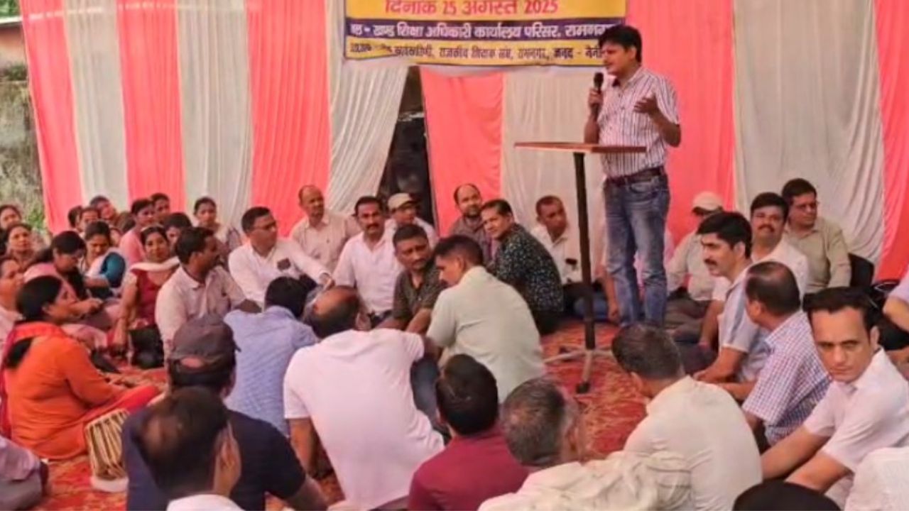 हरिद्वार में शिक्षक-शिक्षिकाओं का उग्र धरना, सरकार से सीधी भर्ती प्रक्रिया रद्द करने की मांग