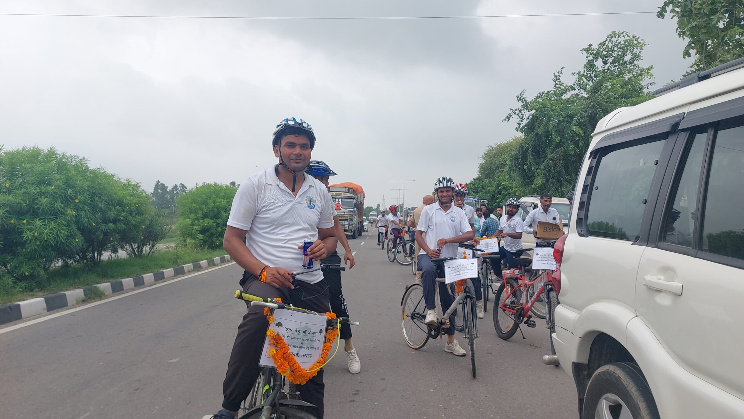 राजभवन से आई साइकिल रैली, एक पेड़ मां के नाम राजभवन से आई साइकिल रैली, एक पेड़ मां के नाम