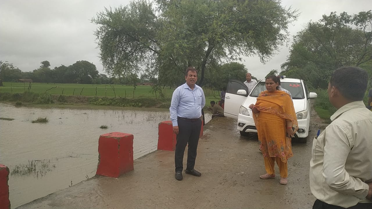 रायबरेली में प्रशासन सतर्क: डलमऊ में बाढ़ की निगरानी, सई नदी में दिखे मगरमच्छ से मचा हड़कंप रायबरेली में प्रशासन सतर्क: डलमऊ में बाढ़ की निगरानी, सई नदी में दिखे मगरमच्छ से मचा हड़कंप