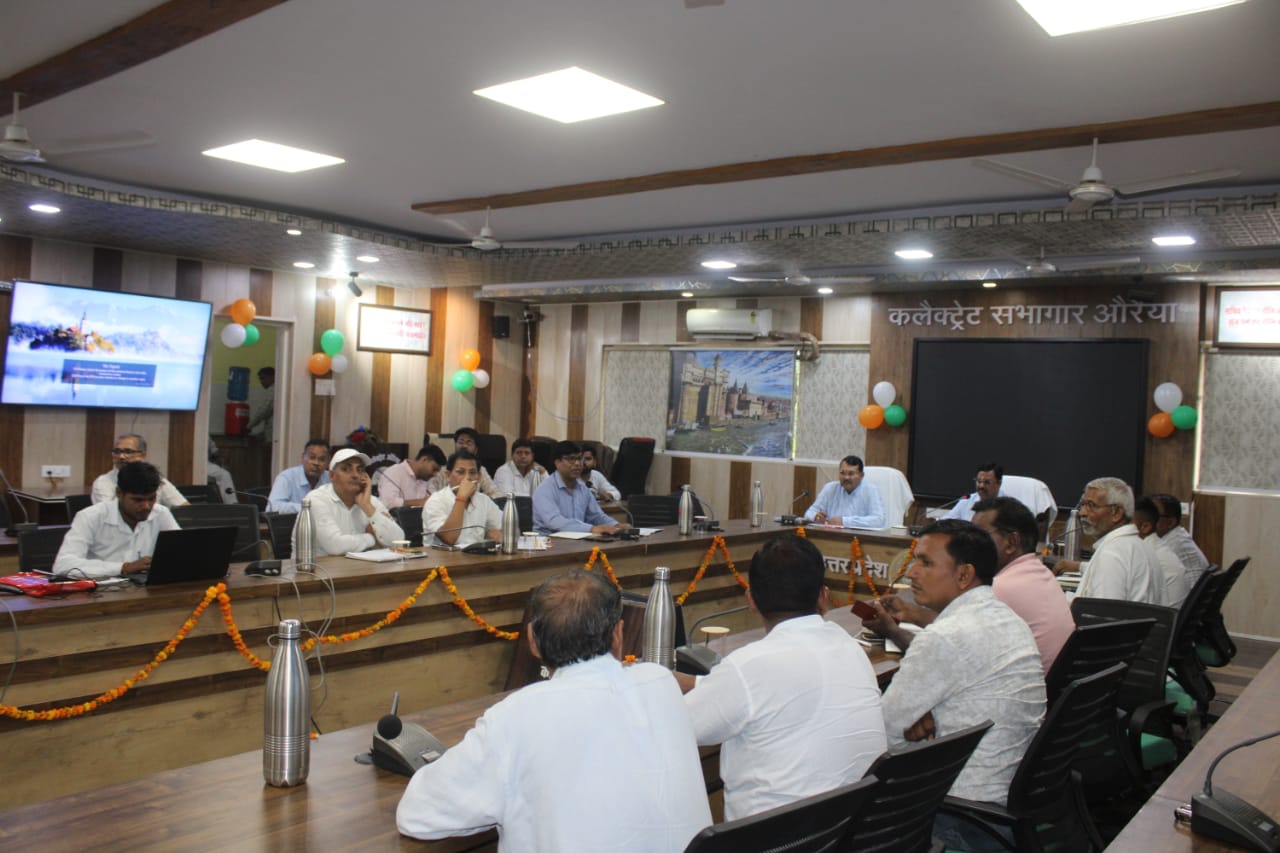 औरैया में जिलाधिकारी की सख्ती: लापरवाह अधिकारियों पर गिरी गाज, वेतन कटौती और स्पष्टीकरण के आदेश