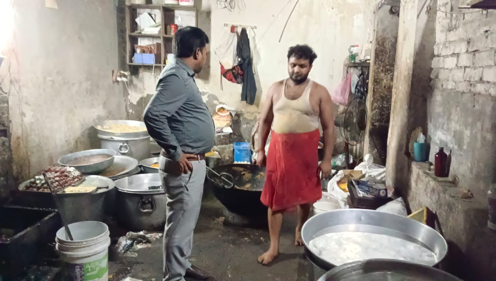 रक्षाबंधन से पहले गोरखपुर में फूड विभाग की बड़ी कार्रवाई, मिठाई की दुकानों पर छापेमारी
