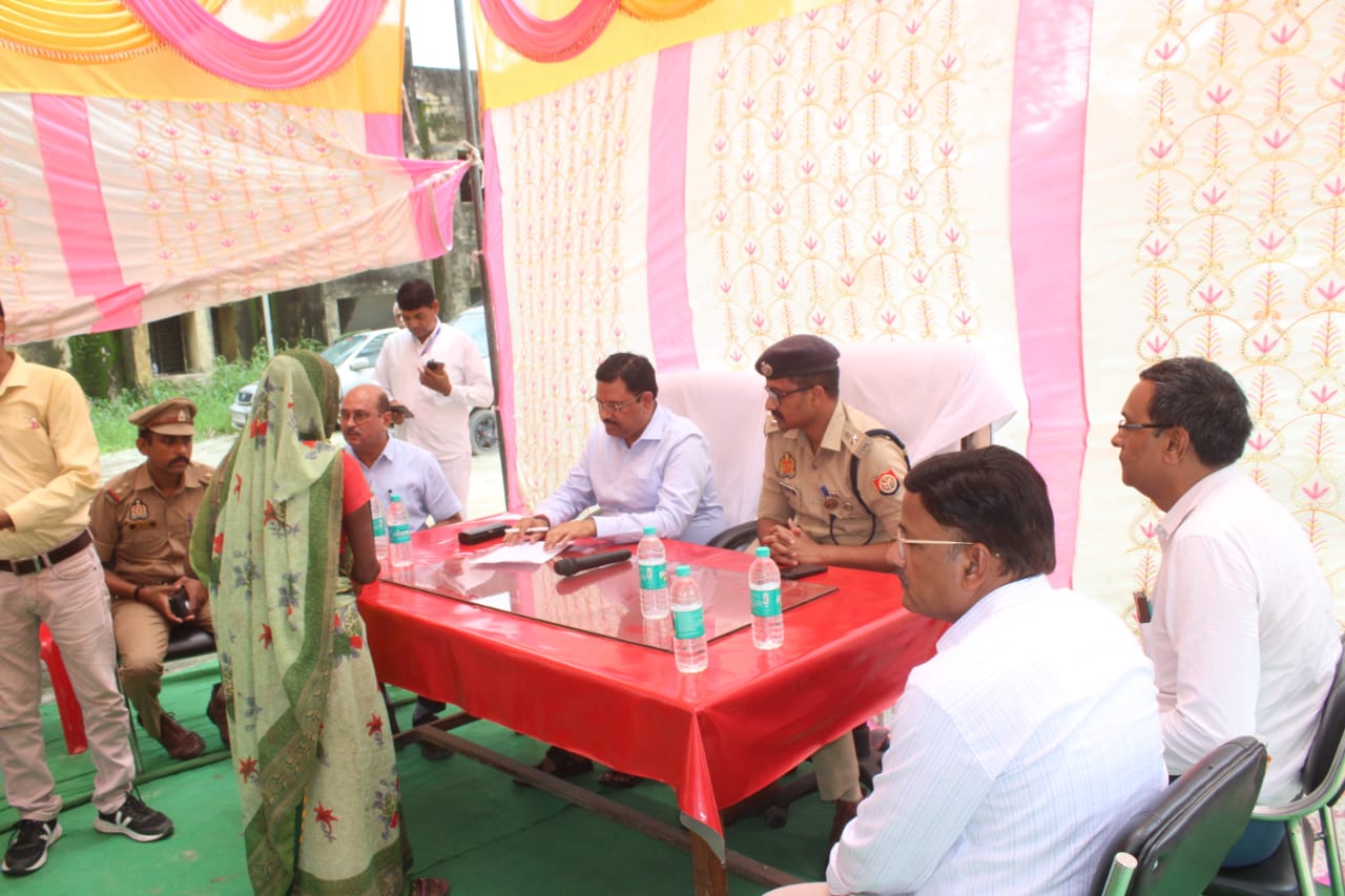 समाधान दिवस में जिलाधिकारी ने सुनीं जनसमस्याएं, अवैध कब्जों पर सख्त कार्रवाई के निर्देश