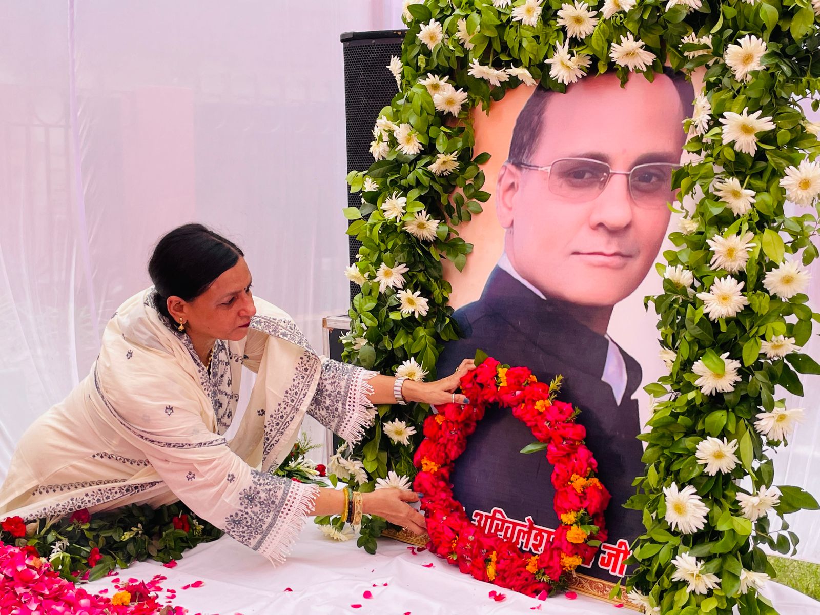 बहादुर मार्केट में आयोजित श्रद्धांजलि समारोह, पूनम सिंह ने दी श्रद्धांजलि