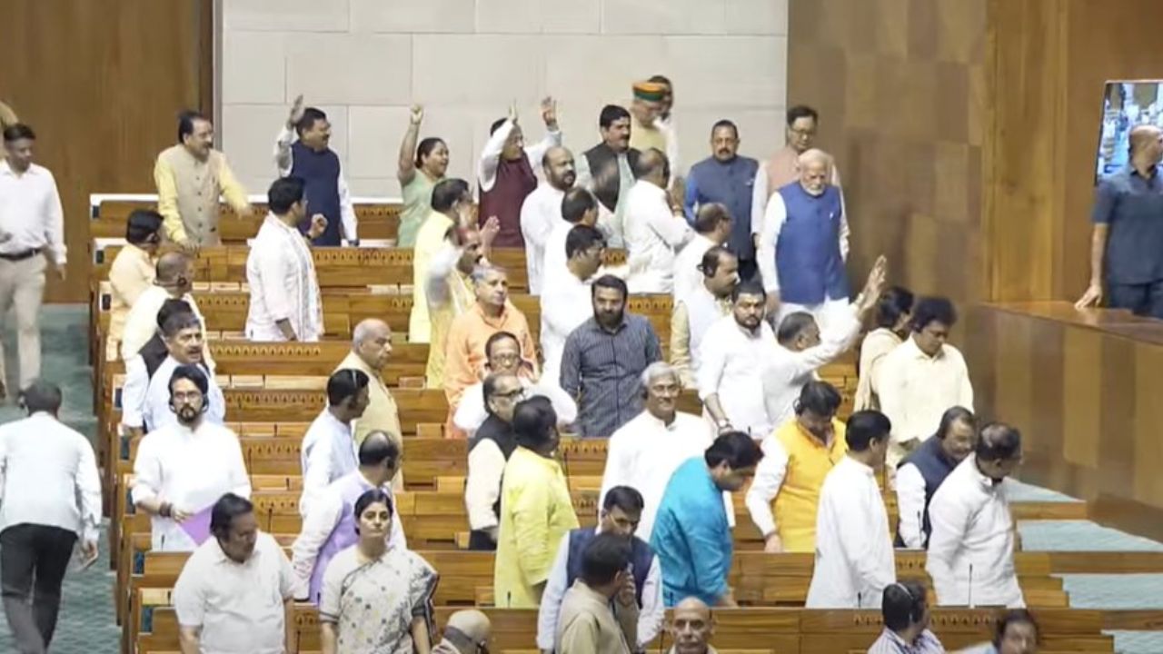 Monsoon session: संसद ने विपक्षी विरोध के बीच पारित किए 26 विधेयक, लोकसभा में 12 और राज्यसभा में 14 अहम बिलों को मिली मंजूरी