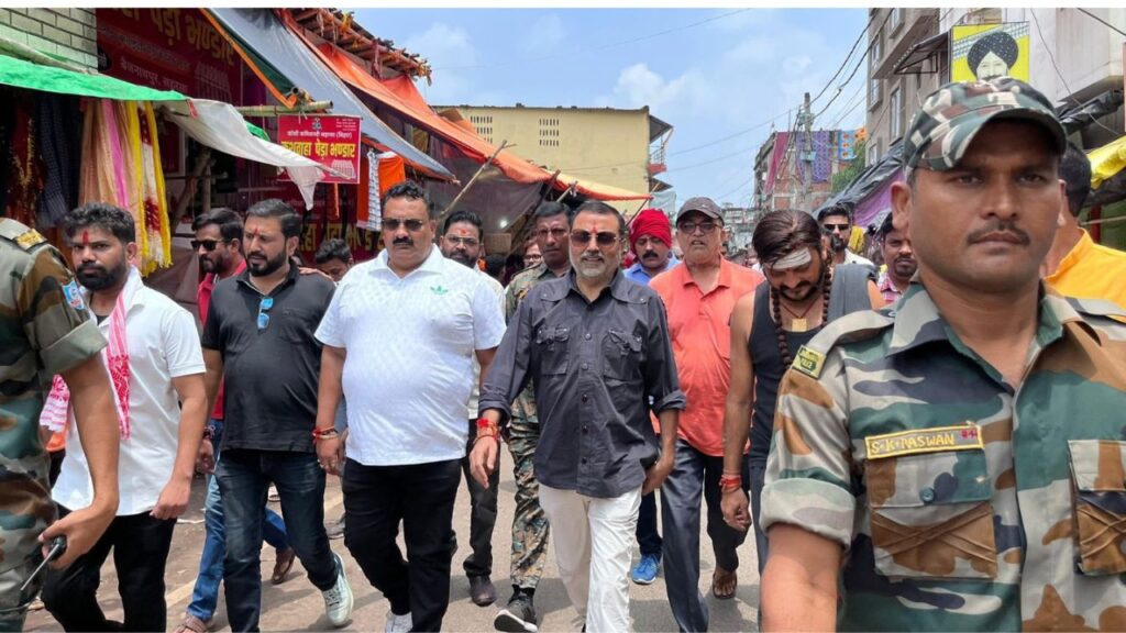 गिरफ्तारी देने बाबा मंदिर थाने जाते निशिकांत दुबे 