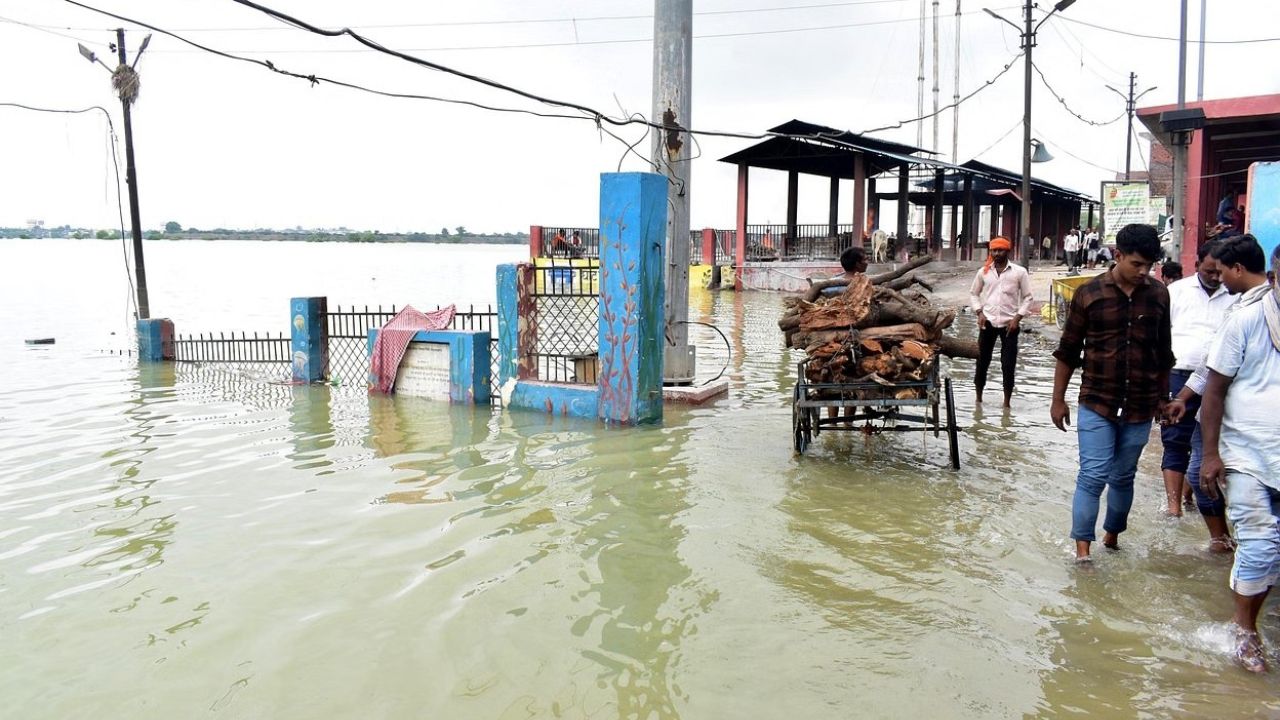 प्रयागराज में बाढ़ का संकट बढ़ा, मंत्री नंद गोपाल गुप्ता ने प्रभावित इलाकों का किया निरीक्षण, राहत कार्य जारी