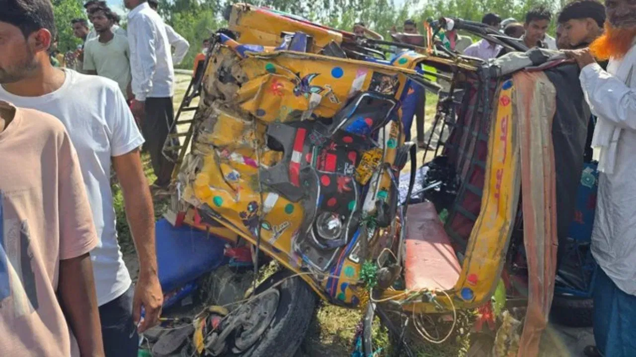 पीलीभीत भीषण सड़क हादसा: फॉर्च्यूनर और टेंपो की टक्कर में 5 की मौत, 5 घायल, ड्राइवर फरार