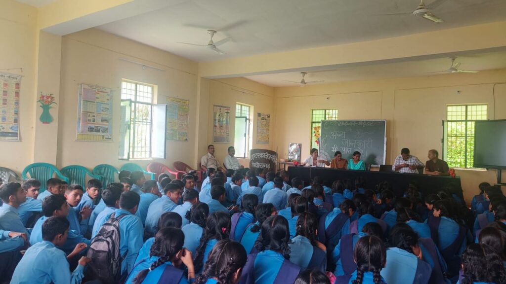 आयुष विभाग पिथौरागढ़ द्वारा "सीड राखियों" का वितरण