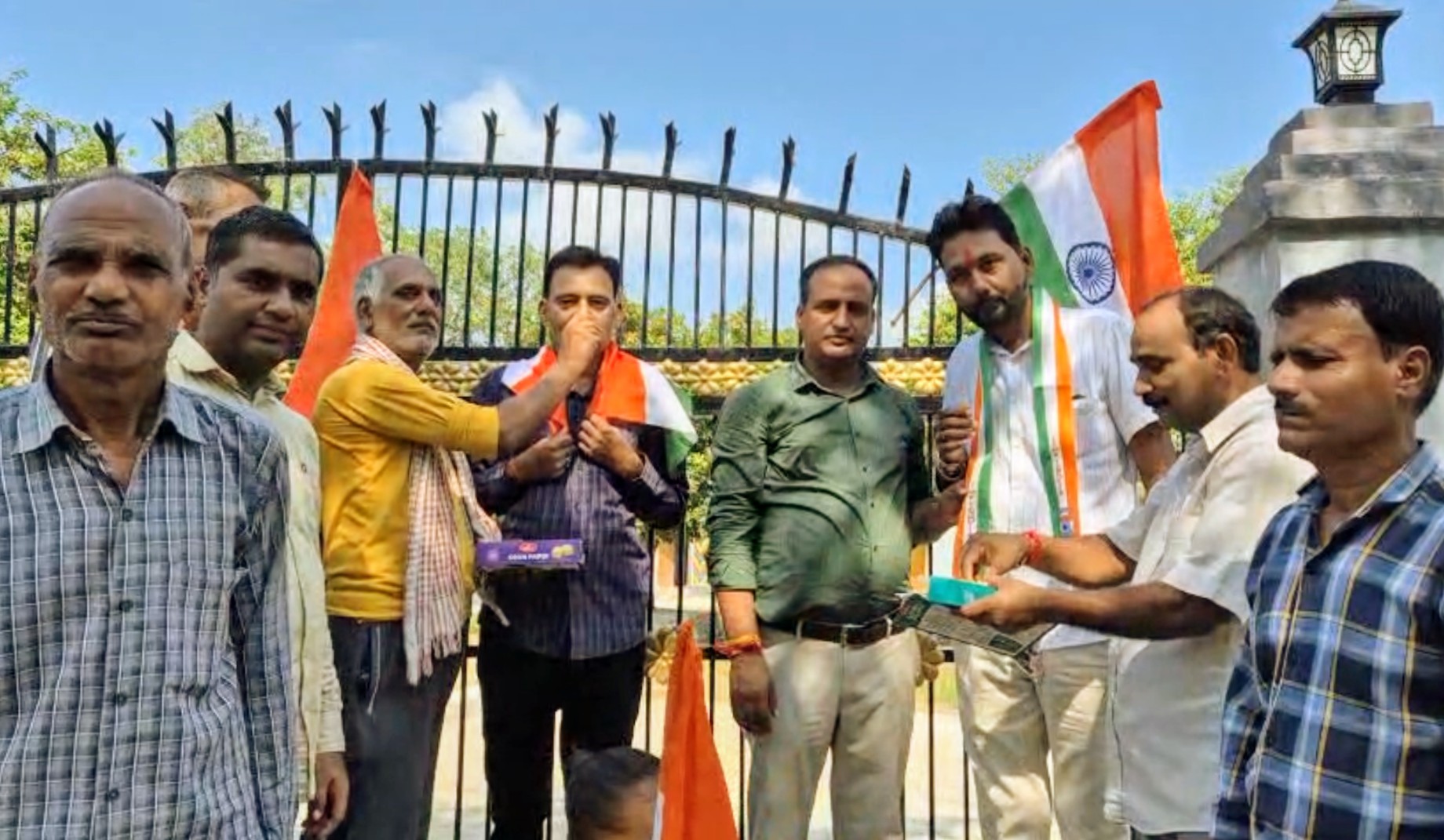 स्वतंत्रता संग्राम सेनानी पंडित हीरालाल त्रिवेदी के परिजनों को गांव के लोगों ने किया सम्मानित, परिजनों ने प्रशासन पर लगाया उपेक्षा का आरोप