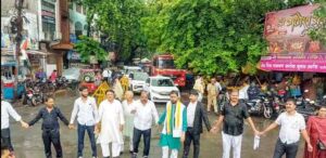 बरसते पानी में कांग्रेस का चक्का जाम, हल्ला बोल प्रदर्शन में सरकार से इस्तीफे की मांग