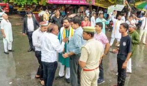 बरसते पानी में कांग्रेस का चक्का जाम, हल्ला बोल प्रदर्शन में सरकार से इस्तीफे की मांग