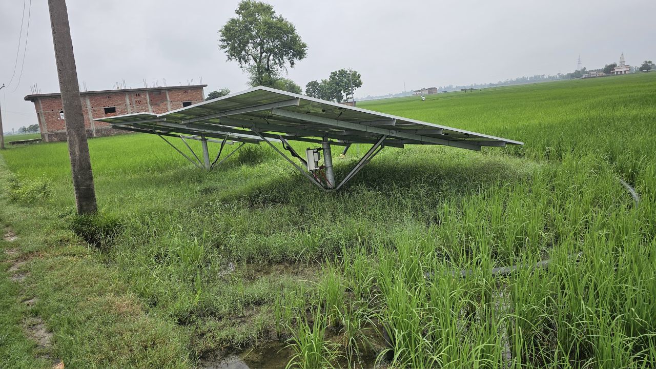 Maharajganj News: सोलर पंप की खराबी से किसानों की बढ़ी मुश्किलें! संस्था की लापरवाही उजागर