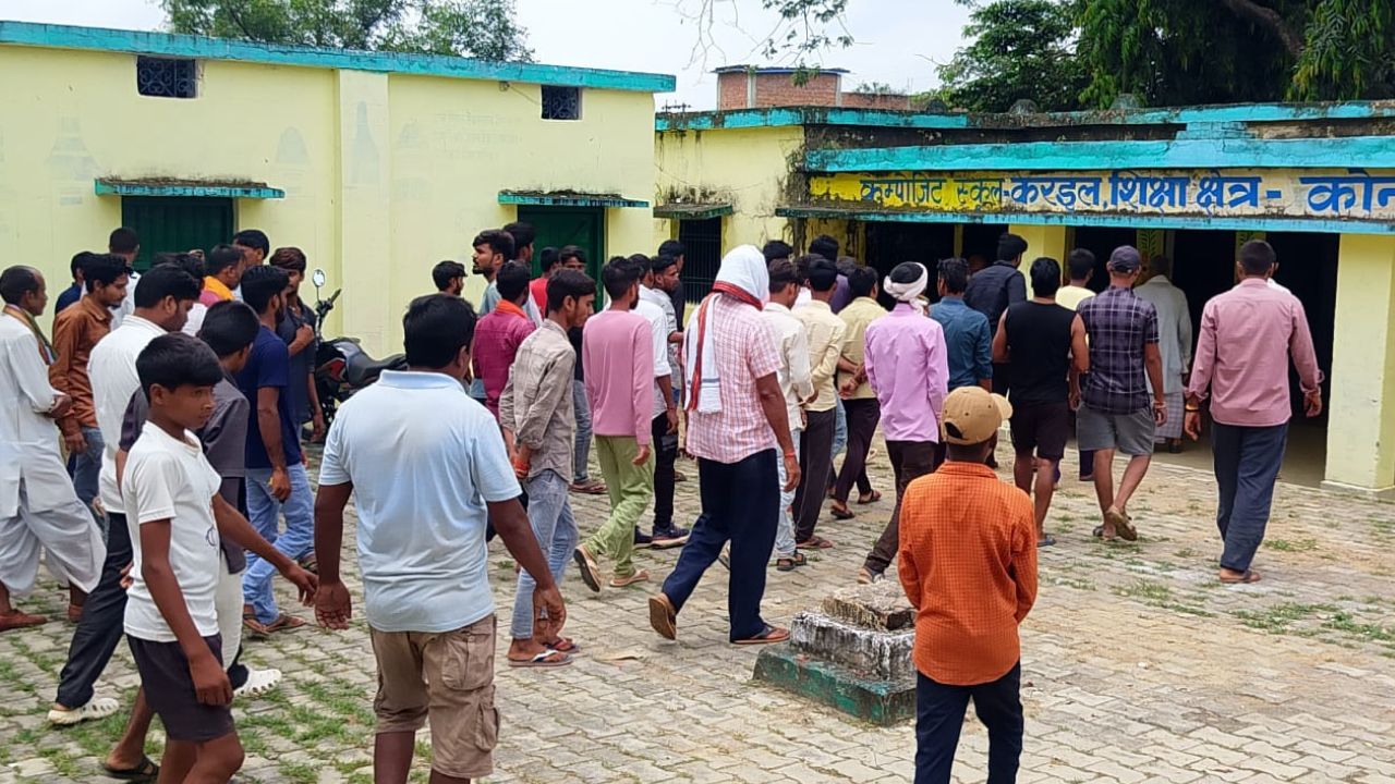 सोनभद्र के स्कूल में मिड-डे मील बना जहर: आटे-चावल में कीड़े, बच्चों को मिले सड़े केले, ग्रामीणों में आक्रोश