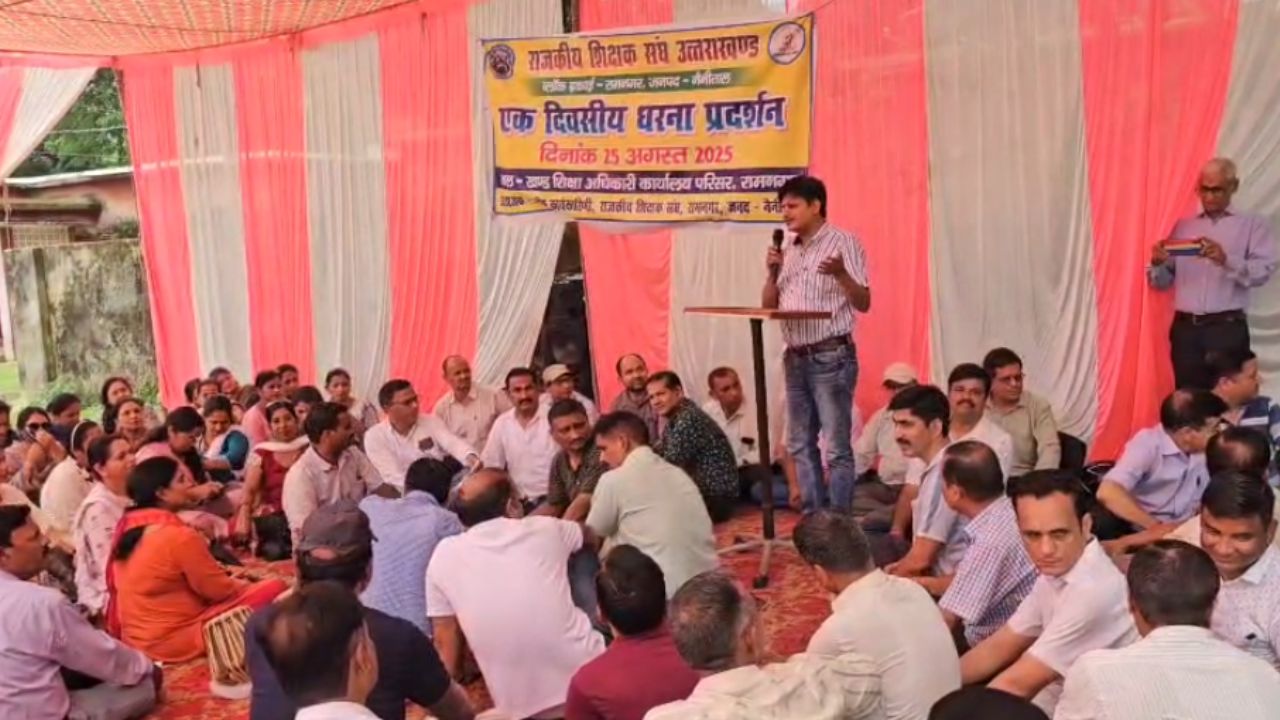 शिक्षकों का आक्रोश सातवें आसमान पर: खंड शिक्षा अधिकारी कार्यालय में गरजे सैकड़ों शिक्षक शिक्षकों का आक्रोश सातवें आसमान पर: खंड शिक्षा अधिकारी कार्यालय में गरजे सैकड़ों शिक्षक