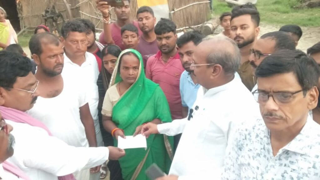 करंट हादसे से मृतक पिता-पुत्र के परिजनों से मिलते पूर्व मंत्री सुशील टिबड़ेवाल