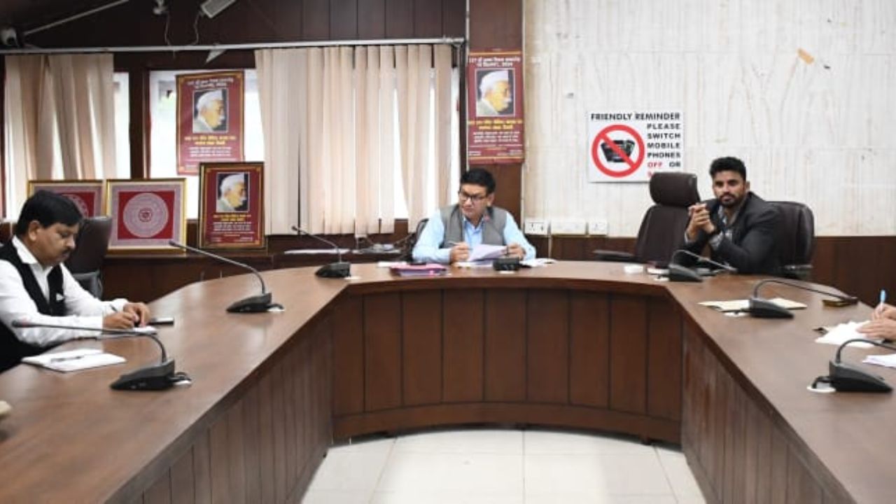 नैनीताल में स्वतंत्रता दिवस के आयोजन की तैयारियों को लेकर बैठक, अधिकारियों और समाजसेवियों से लिए गए सुझाव नैनीताल में स्वतंत्रता दिवस के आयोजन की तैयारियों को लेकर बैठक, अधिकारियों और समाजसेवियों से लिए गए सुझाव