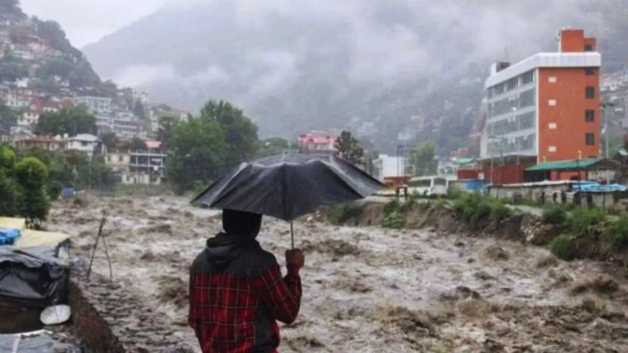 Weather Update: उत्तराखंड में आज भारी बारिश का अलर्ट, यात्रा में सतर्कता बरतने की सलाह