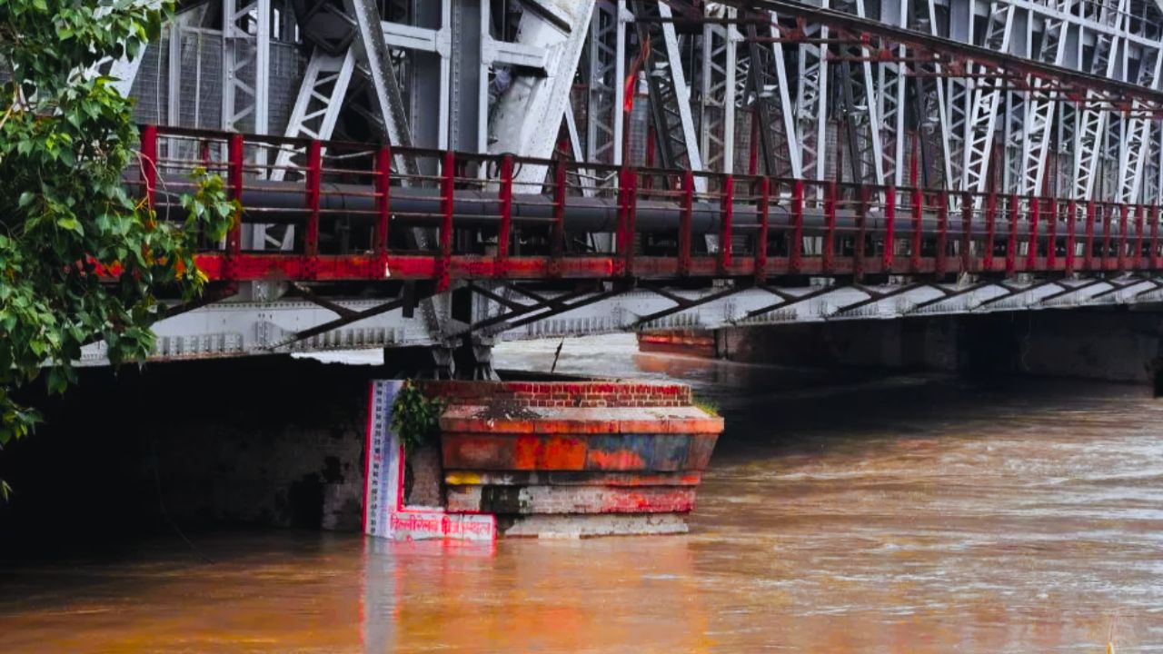 यमुना का जलस्तर बढ़ने से लोनी के खेत जलमग्न, किसानों की फसल को खतरा, प्रशासन अलर्ट यमुना का जलस्तर बढ़ने से लोनी के खेत जलमग्न, किसानों की फसल को खतरा, प्रशासन अलर्ट