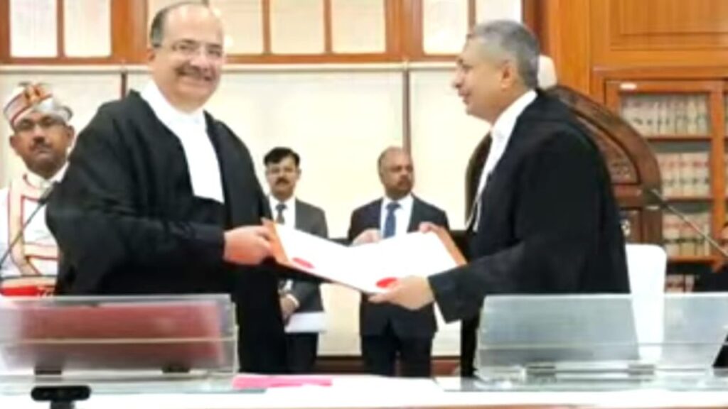 हाईकोर्ट के न्यायाधीश पद की शपथ लेते हुए जफ़ीर अहमद