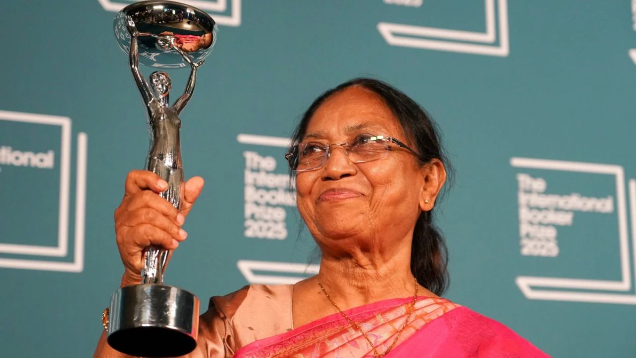 जानें कौन हैं बानू मुश्ताक: जो बनीं अंतरराष्ट्रीय बुकर जीतने वाली पहली कन्नड़ लेखिका, महिलाओं की बनी आवाज जानें कौन हैं बानू मुश्ताक: जो बनीं अंतरराष्ट्रीय बुकर जीतने वाली पहली कन्नड़ लेखिका, महिलाओं की बनी आवाज