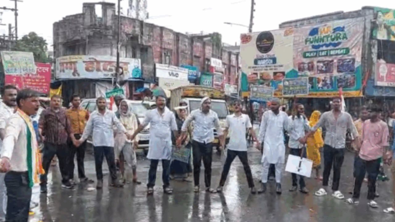 ‘हल्ला बोल’ आंदोलन: हरदोई में तेज बारिश के बीच कांग्रेस का चक्का जाम, किसानों के मुद्दे पर सरकार को घेरा