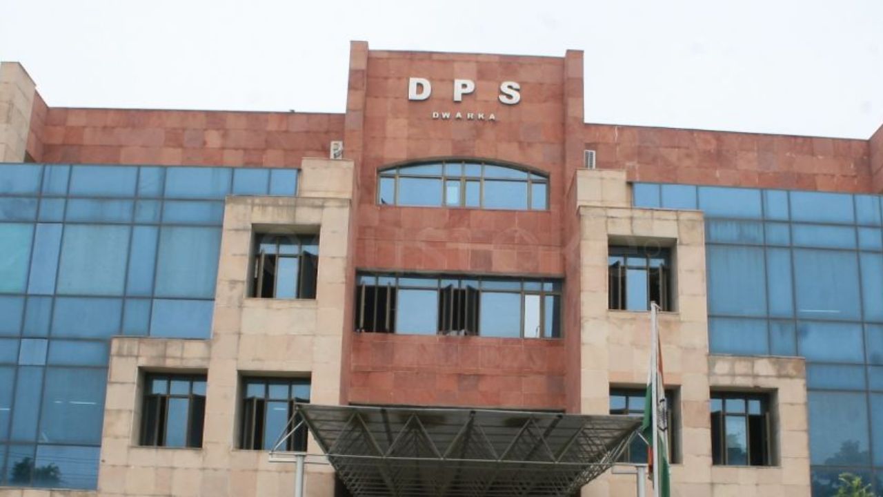 Bomb Threat: दिल्ली के DPS द्वारका को बम से उड़ाने की धमकी, स्कूल खाली, जांच में जुटी पुलिस