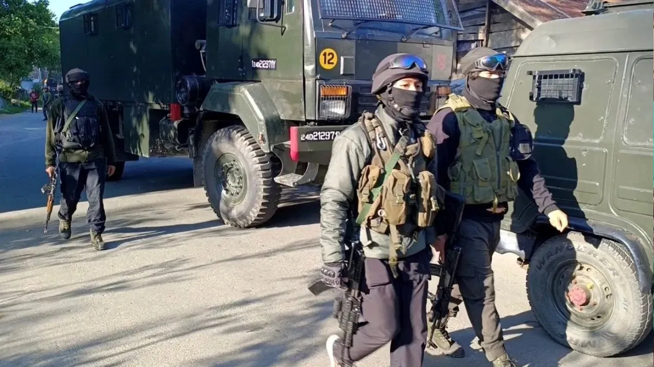 कुलगाम में फिर गोलियों की गूंज: आतंकियों पर सेना, CRPF और पुलिस का संयुक्त हमला