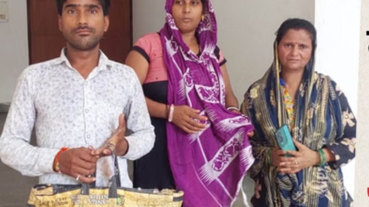 थैले में बेटे का शव लिए डीएम ऑफिस पहुंचा पिता, अधिकारियों के भी छलके आंसू, जानें पूरा मामला थैले में बेटे का शव लिए डीएम ऑफिस पहुंचा पिता, अधिकारियों के भी छलके आंसू, जानें पूरा मामला